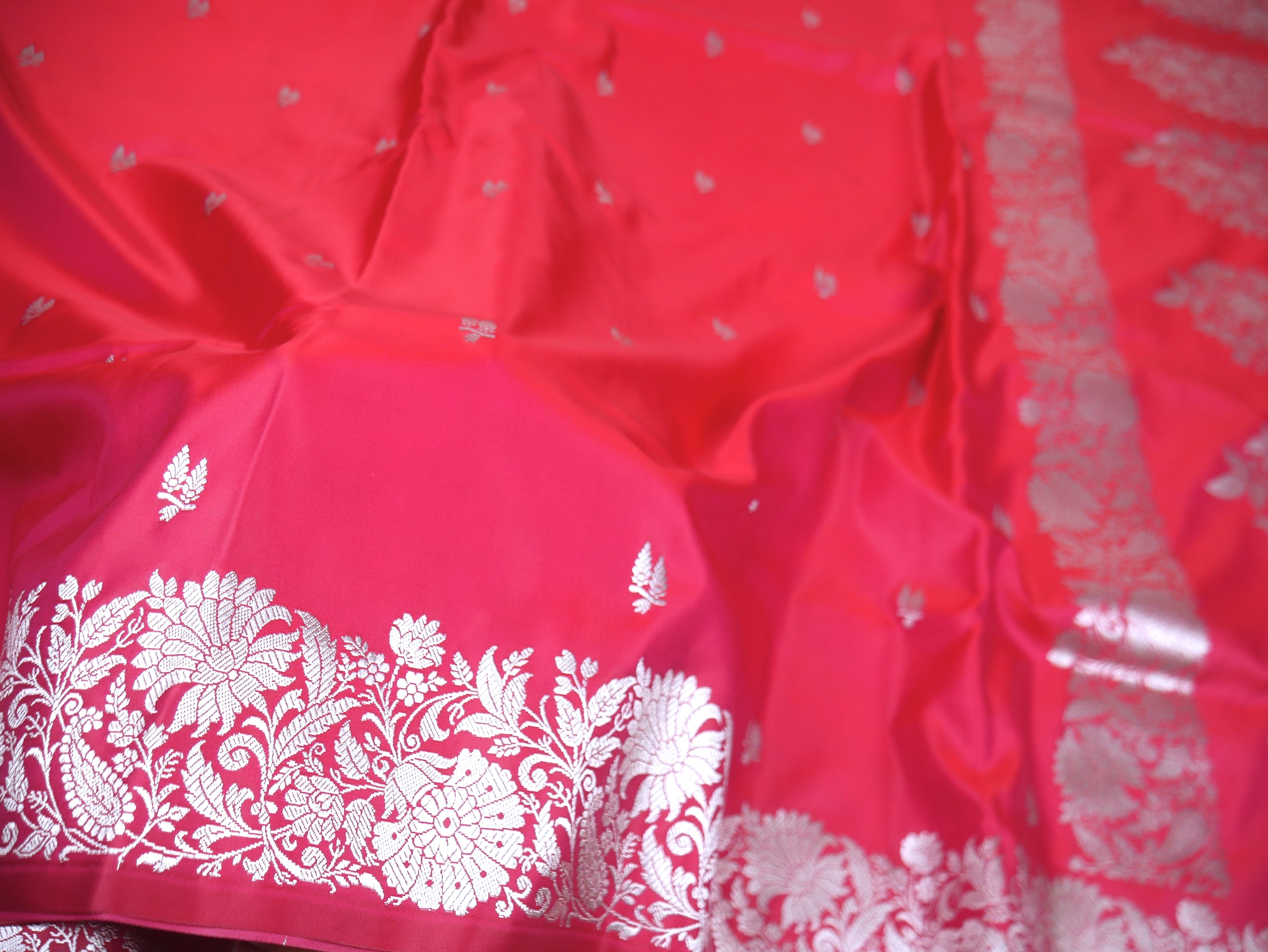 Banarasi Cross Light Red Shades Booti Pattern Mashru Silk Saree